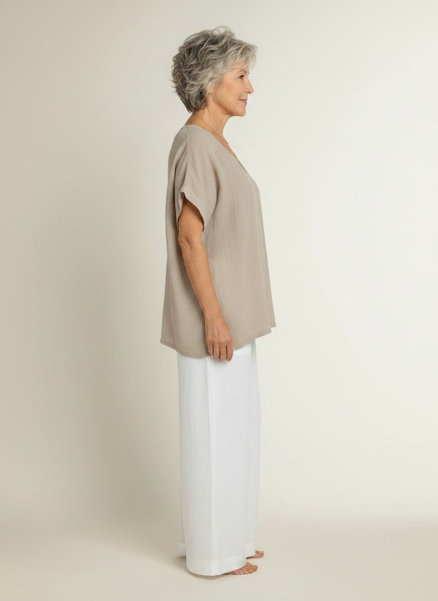 Side profile of the model wearing T-shirt met V-hals voor dames – zacht en luchtig