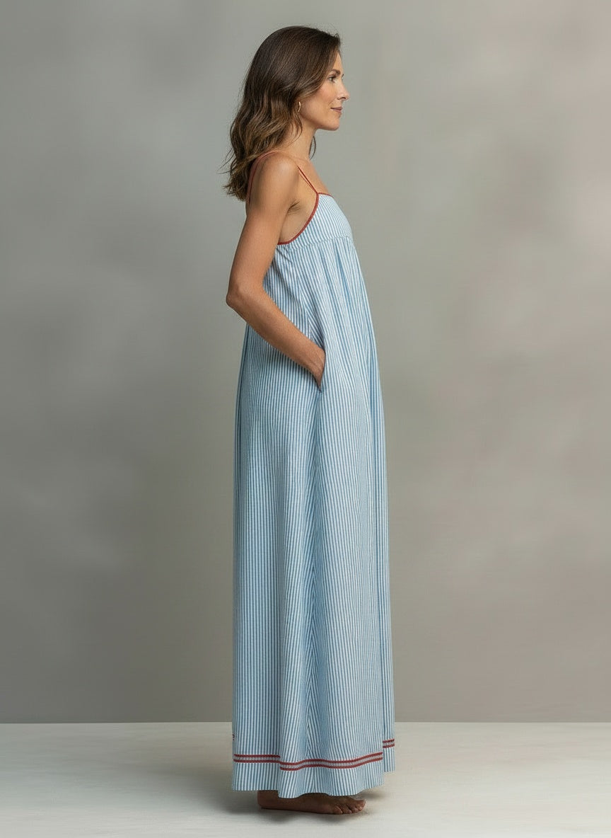 Side profile of the model wearing Gestreepte maxi-jurk met fijne schouderbanden en bies voor dames