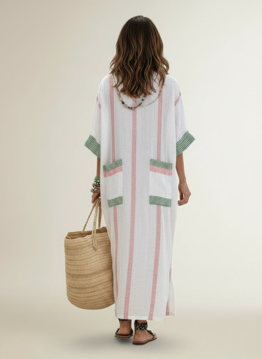 Back pose of the model wearing Maxi zomerjurk met zakken voor dames – luchtig en bohemien