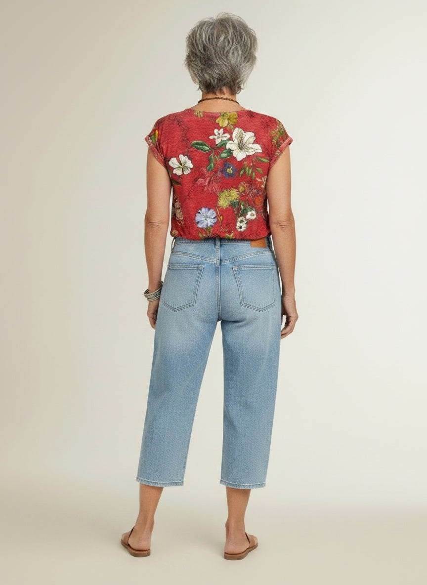 Back pose of the model wearing T-shirt met V-hals en bloemenprint voor dames – vloeiend en kleurrijk