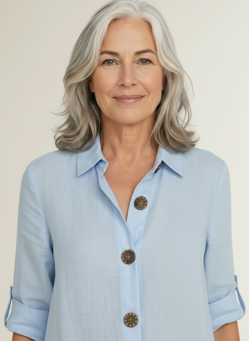 Close-up of the model wearing Linnen overhemdjurk voor dames – ademend en tijdloos