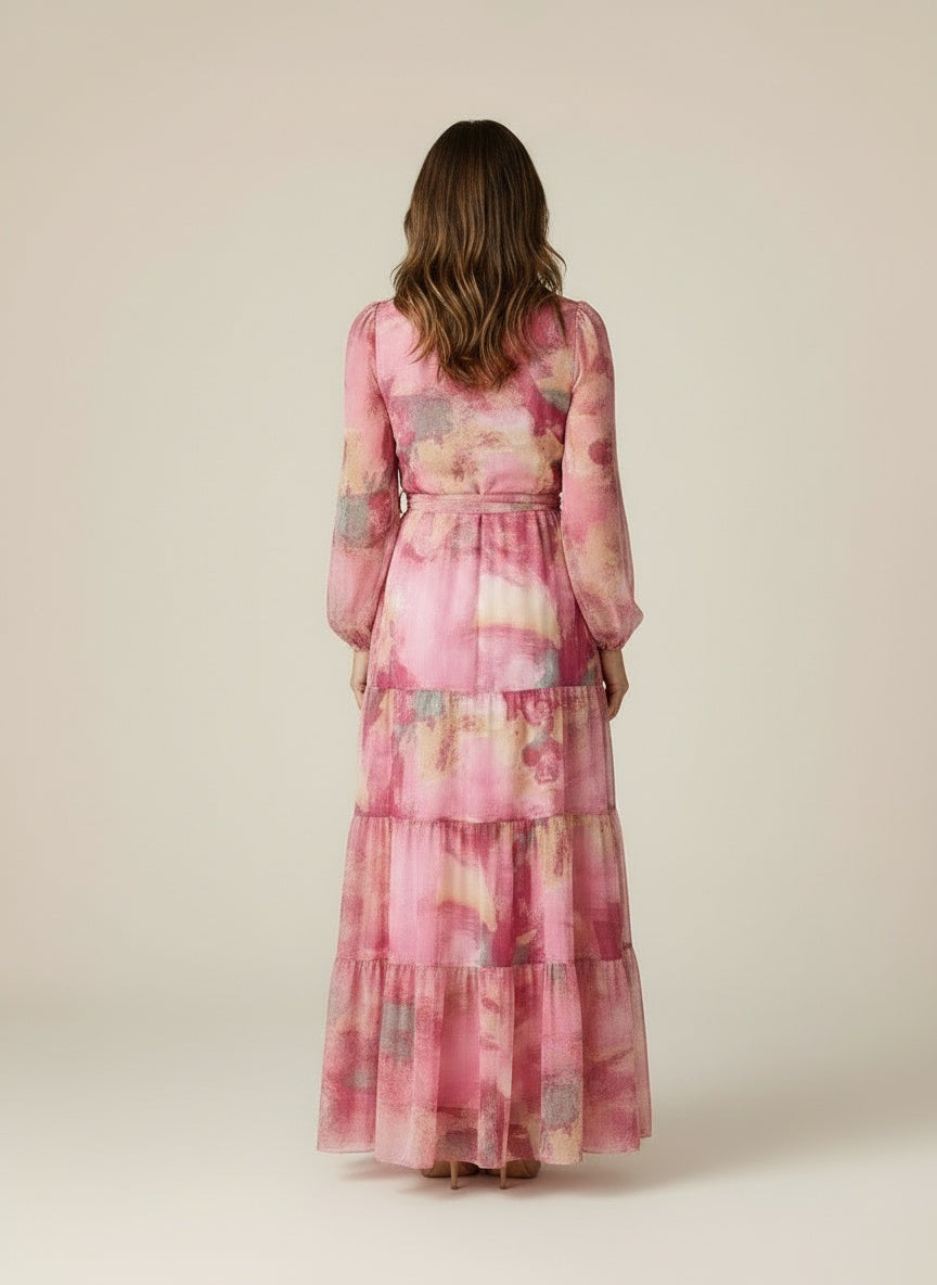 Back pose of the model wearing Maxi wikkeljurk met bloemenprint en lange mouwen voor dames – vrouwelijk en vloeiend