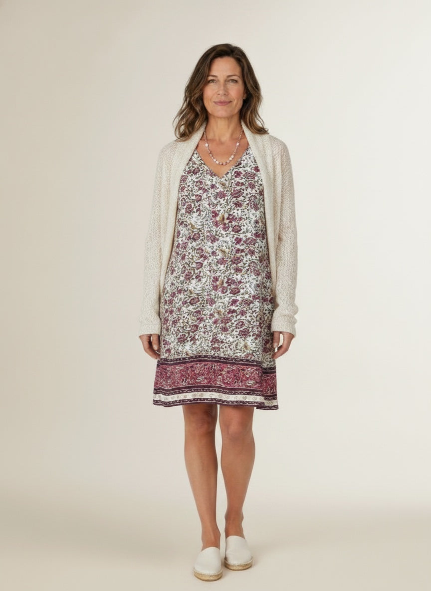 Full body view of the model wearing Mini strandjurk met V-hals voor dames – mouwloos en luchtig