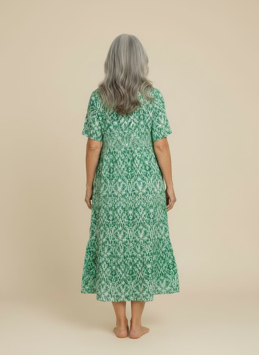 Back pose of the model wearing Midi-jurk met print voor dames – licht en vloeiend