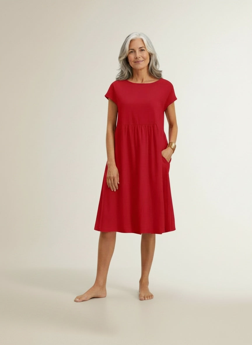 Full body view of the model wearing Midi zomerjurk met korte mouwen voor dames – luchtig en tijdloos