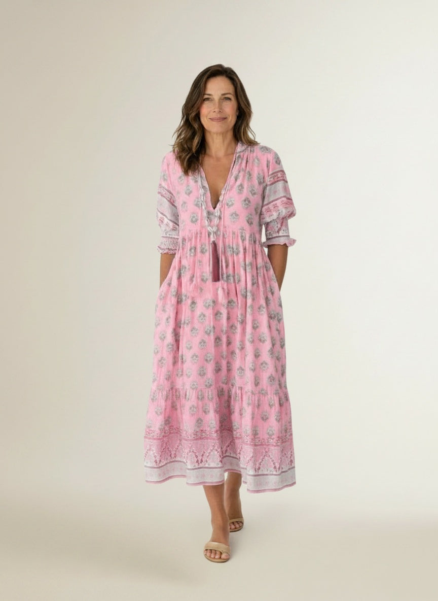 Full body view of the model wearing Maxi-jurk met V-hals en bloemenprint voor dames – bohemien en luchtig