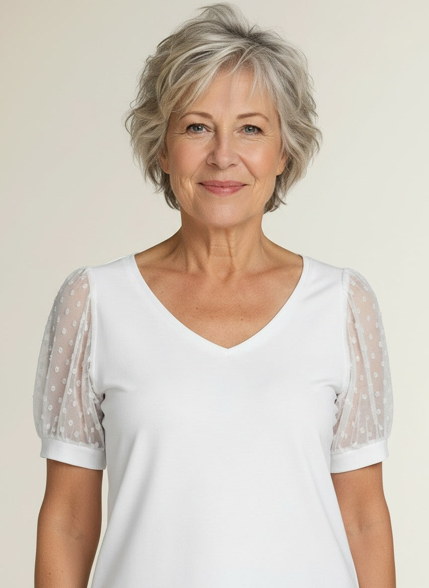 Close-up of the model wearing Top met V-hals voor dames – vrouwelijk en veelzijdig