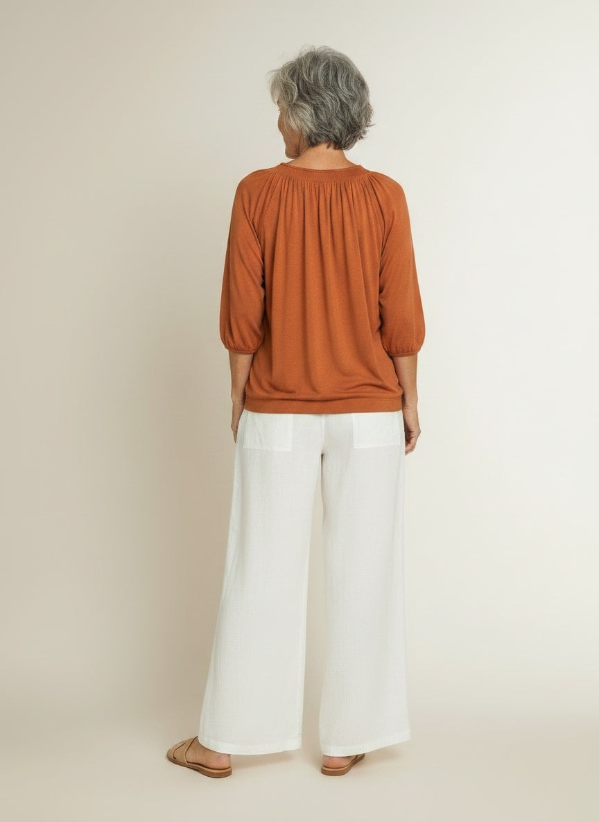Back pose of the model wearing T-shirt met ronde hals en driekwart mouwen voor dames