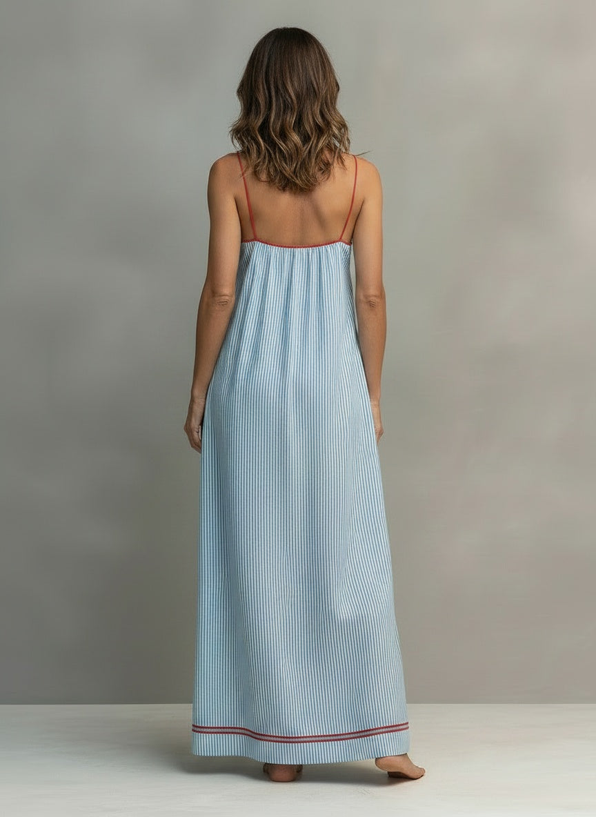 Back pose of the model wearing Gestreepte maxi-jurk met fijne schouderbanden en bies voor dames