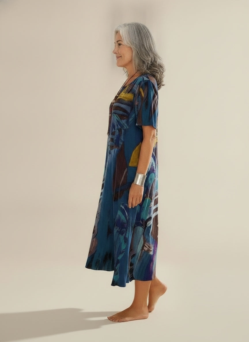 Side profile of the model wearing Zomerjurk met ruime snit voor dames – luchtig en veelzijdig