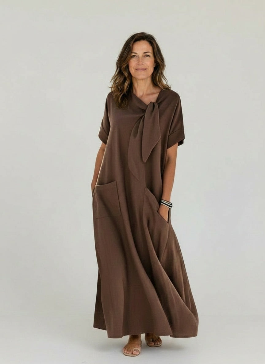 Full body view of the model wearing Maxi-jurk met zakken voor dames – luchtig en zomers