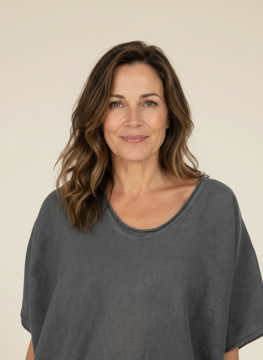 Close-up of the model wearing Blouse met ruime snit en korte mouwen voor dames – tijdloos