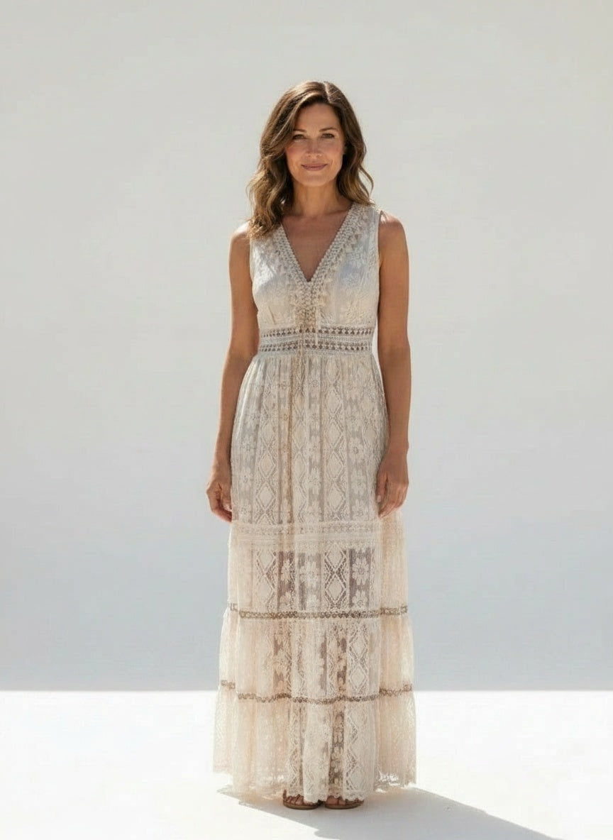 Full body view of the model wearing Maxi-jurk van kant met V-hals voor dames – bohemien en vloeiend