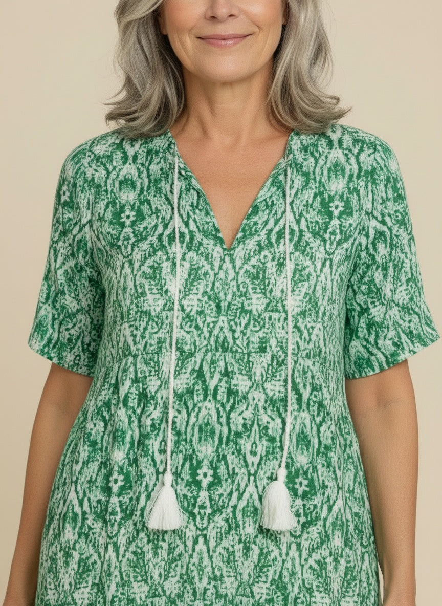 Close-up of the model wearing Midi-jurk met print voor dames – licht en vloeiend