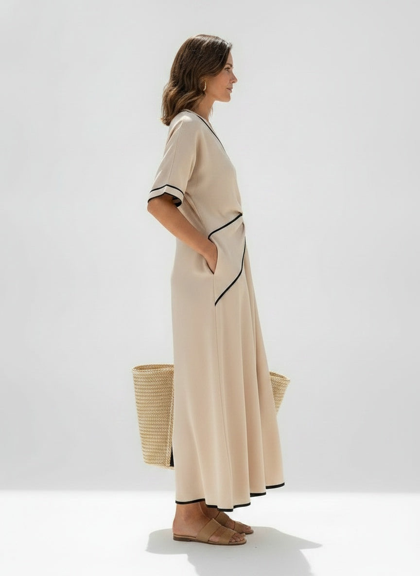 Side profile of the model wearing Maxi jurk met V-hals voor dames – luchtig voor de zomer