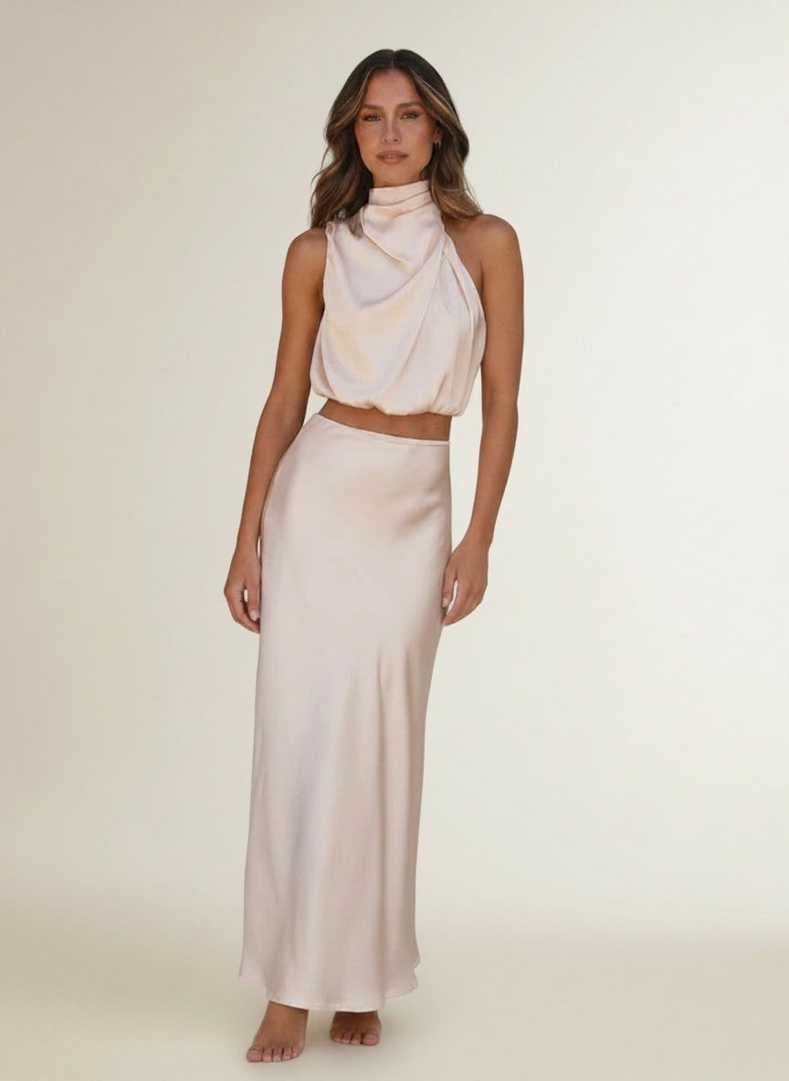 Full body view of the model wearing Satijnen twee-delige set met top en midi-rok voor dames