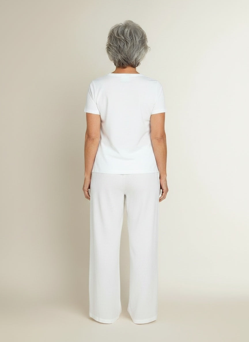 Back pose of the model wearing Wit T-shirt met korte mouwen voor dames – tijdloos en veelzijdig
