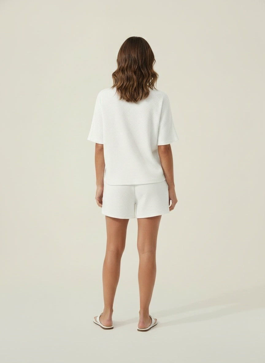 Back pose of the model wearing Set met losse top en shorts voor dames – luchtig voor festival en stad