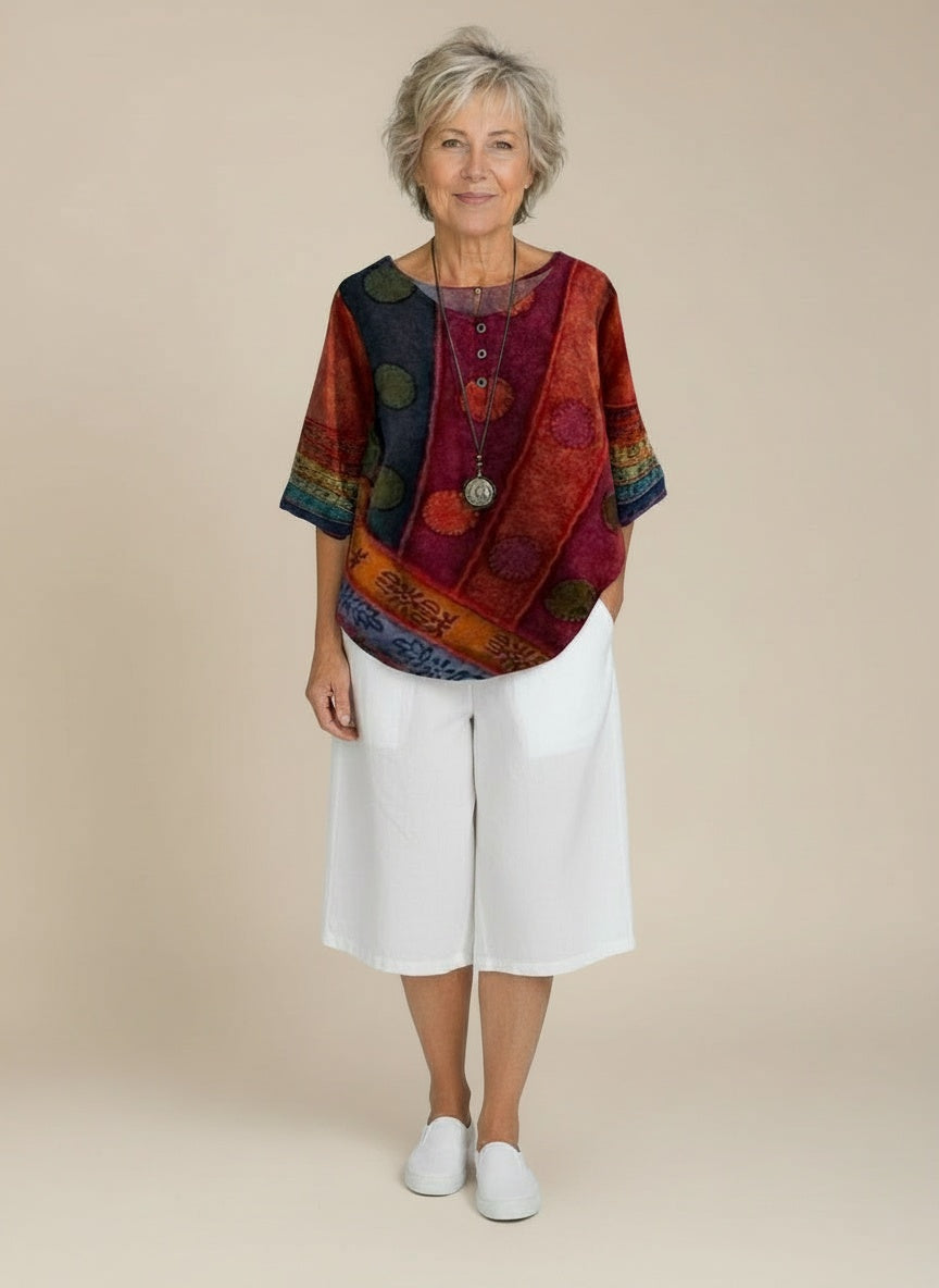 Full body view of the model wearing T-shirt met vintage print voor dames – zacht en veelzijdig