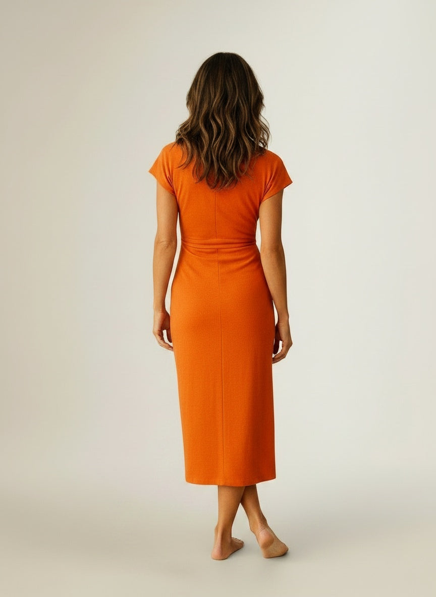 Back pose of the model wearing Midi-jurk met gekruiste V-hals en split voor dames – chic en verfijnd