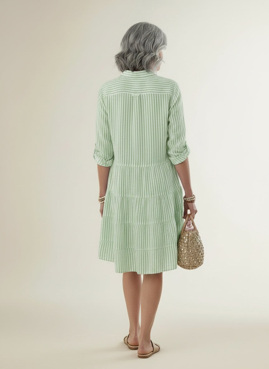 Back pose of the model wearing Gestreepte midi-jurk voor de zomer voor dames