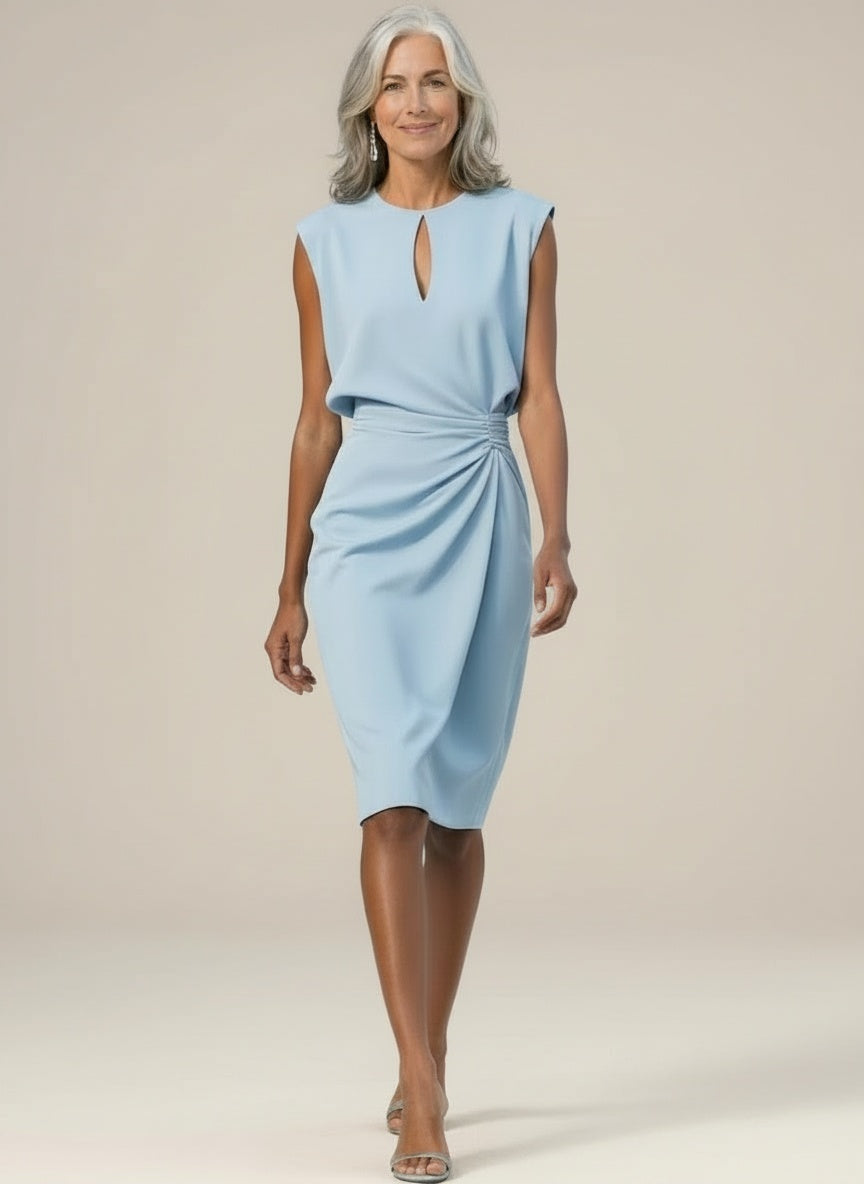 Full body view of the model wearing Midi cocktailjurk met keyhole hals en geplooide taille voor dames – mouwloos en verfijnd