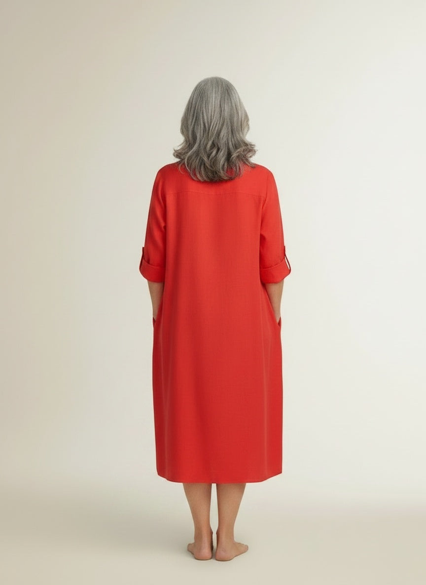 Back pose of the model wearing Overhemdjurk met knoopsluiting voor dames – veelzijdig en verzorgd