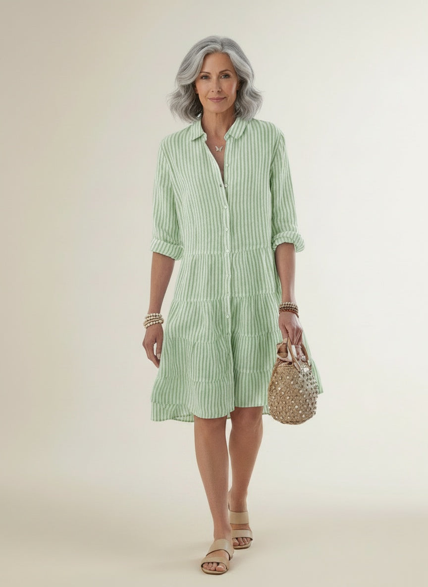 Full body view of the model wearing Gestreepte midi-jurk voor de zomer voor dames