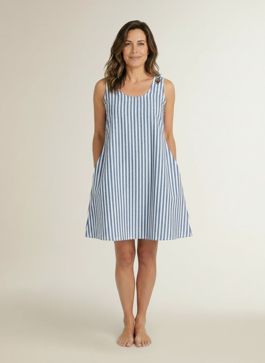 Full body view of the model wearing Mouwloze mini-jurk met strepen voor dames – luchtig en zomers