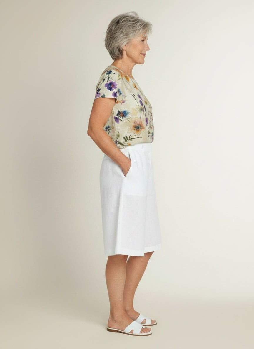 Side profile of the model wearing T-shirt met bloemenprint en ronde hals voor dames – rayon stretch