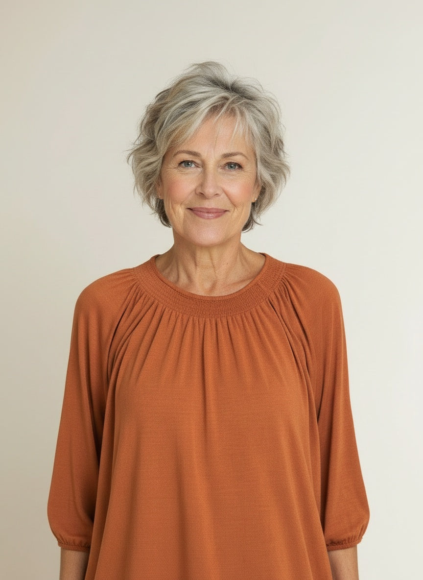 Close-up of the model wearing T-shirt met ronde hals en driekwart mouwen voor dames