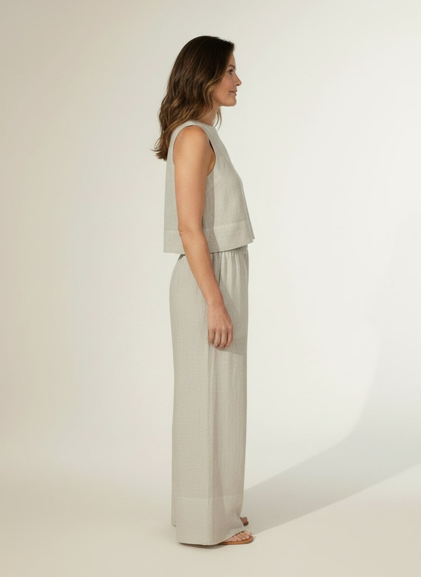 Side profile of the model wearing Tweedelig ensemble met crop top en broek voor dames – katoen-linnen