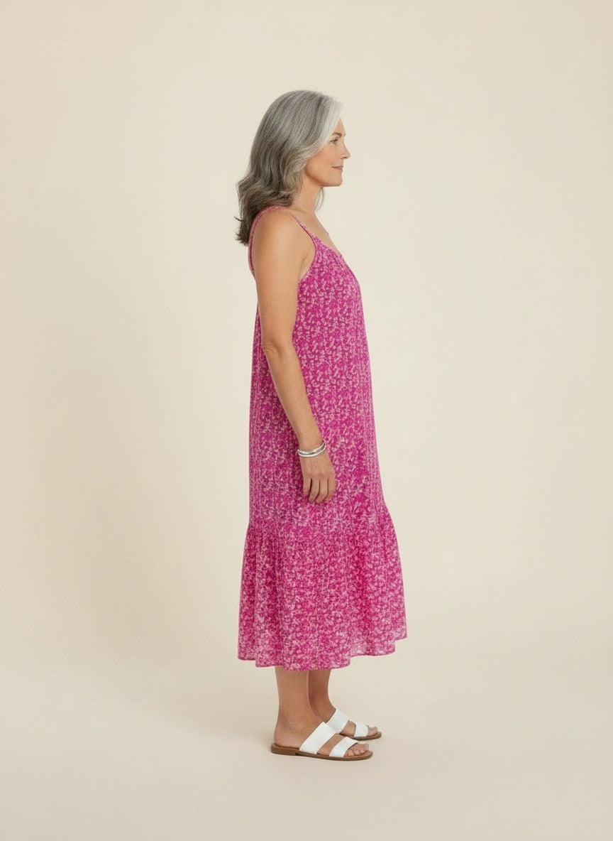 Side profile of the model wearing Midi-jurk met print en smalle bandjes voor dames – luchtig en zomers