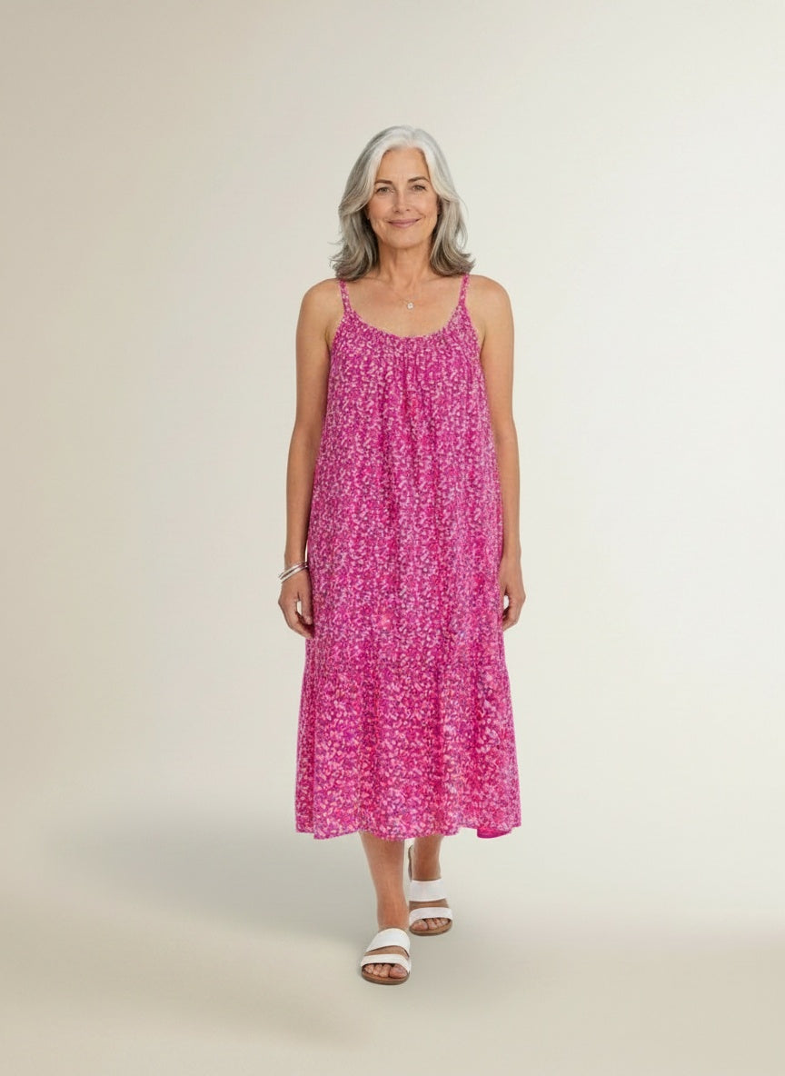 Full body view of the model wearing Midi-jurk met print en smalle bandjes voor dames – luchtig en zomers