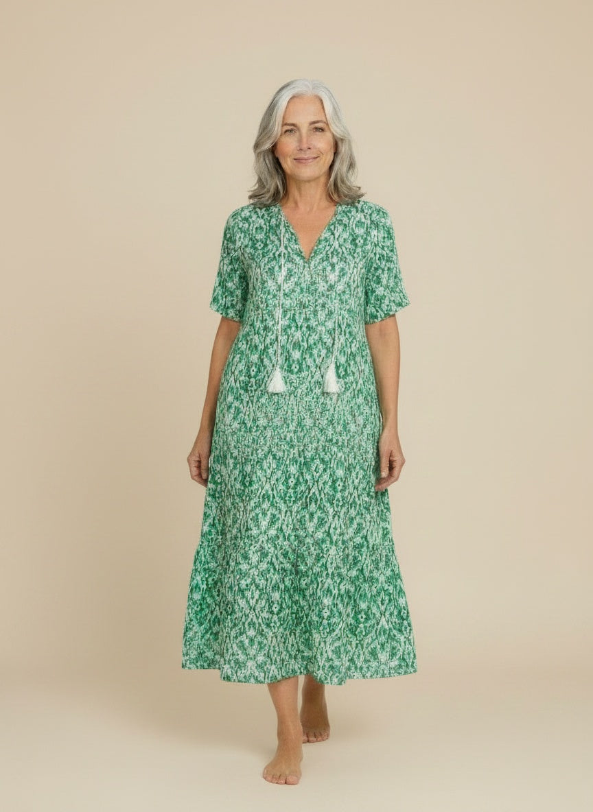 Full body view of the model wearing Midi-jurk met print voor dames – licht en vloeiend
