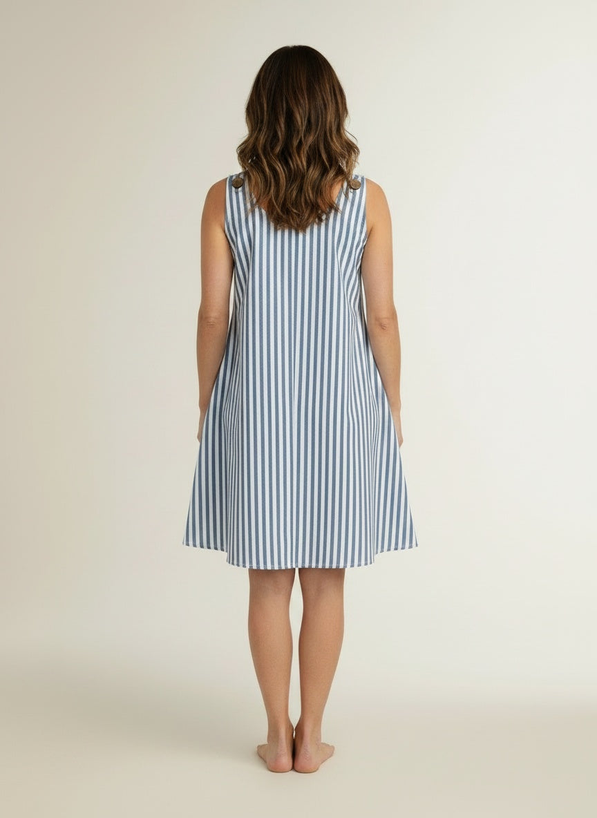 Back pose of the model wearing Mouwloze mini-jurk met strepen voor dames – luchtig en zomers