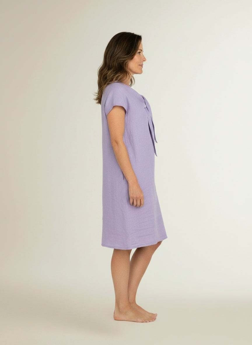 Side profile of the model wearing Mini avondjurk met korte mouwen voor dames – elegant en verfijnd