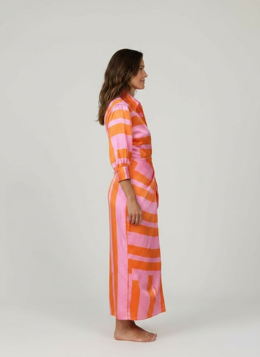 Side profile of the model wearing Wikkeljurk met driekwart mouwen en print voor dames – midi-lengte