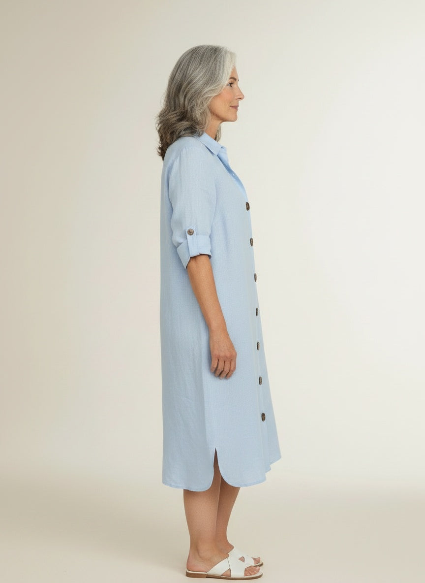 Side profile of the model wearing Linnen overhemdjurk voor dames – ademend en tijdloos