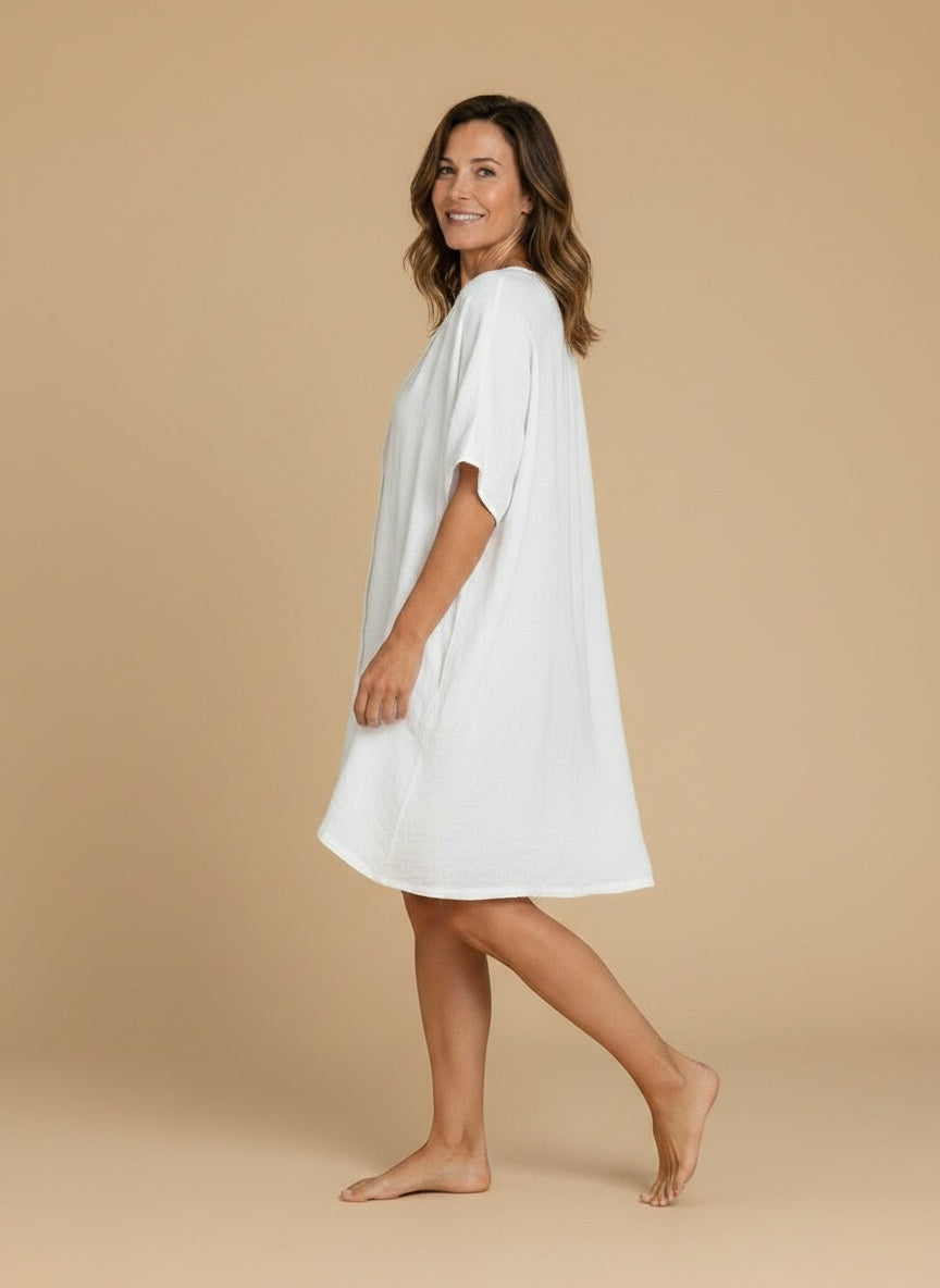 Full body view of the model wearing Blouse van katoenmix voor dames – comfortabel en veelzijdig