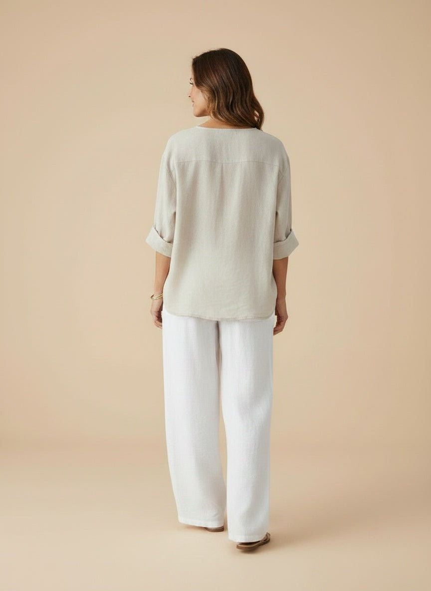 Back pose of the model wearing Linnen blouse met open kraag voor dames – luchtig en veelzijdig