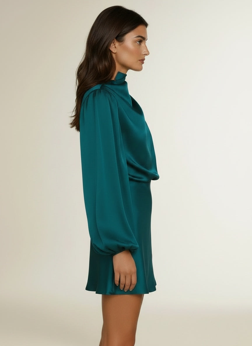 Side profile of the model wearing Satijnen mini avondjurk met één schouder voor dames