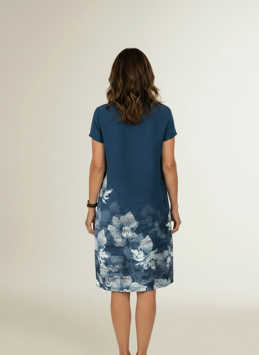 Back pose of the model wearing Mini-jurk met bloemenprint en korte mouwen voor dames – zomers en licht