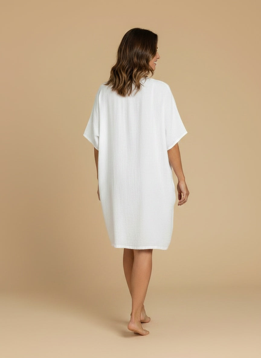 Back pose of the model wearing Blouse van katoenmix voor dames – comfortabel en veelzijdig