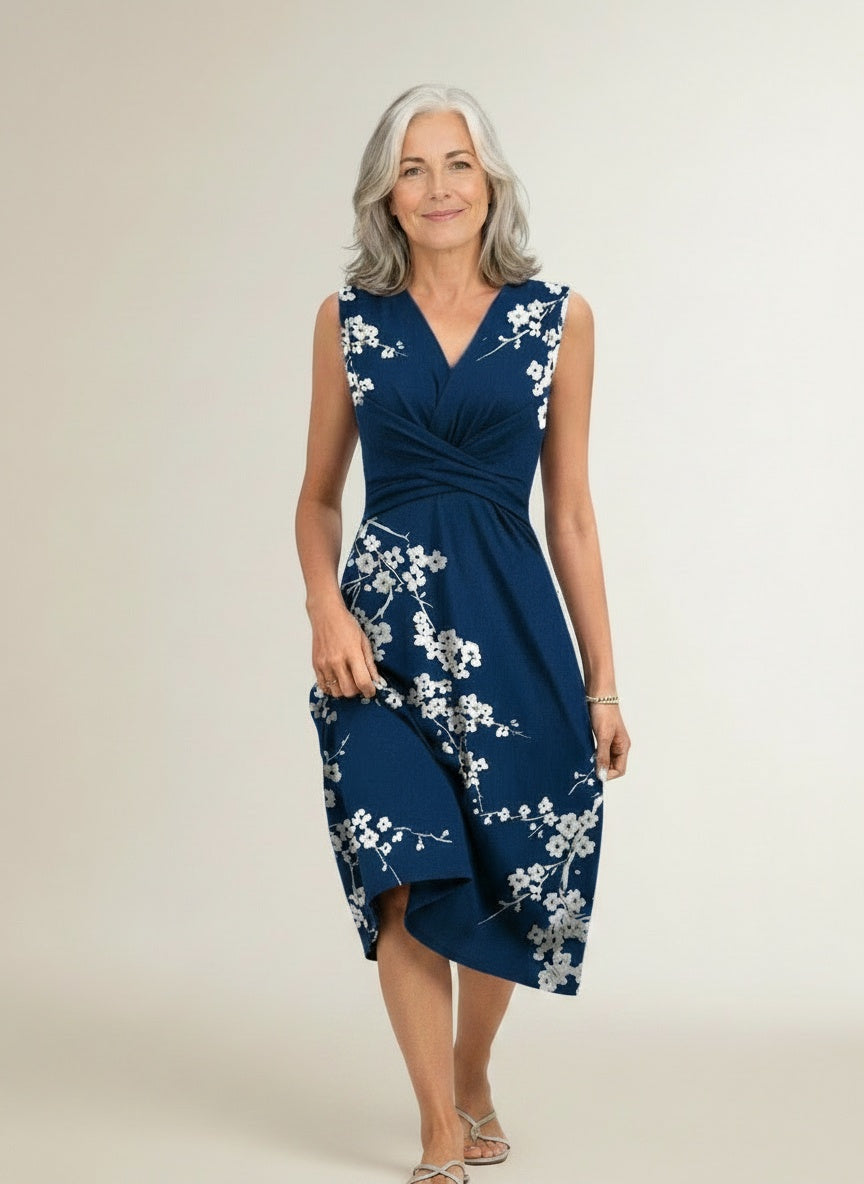 Full body view of the model wearing Mouwloze zomerjurk met overslag voor dames – vrouwelijk en verfijnd