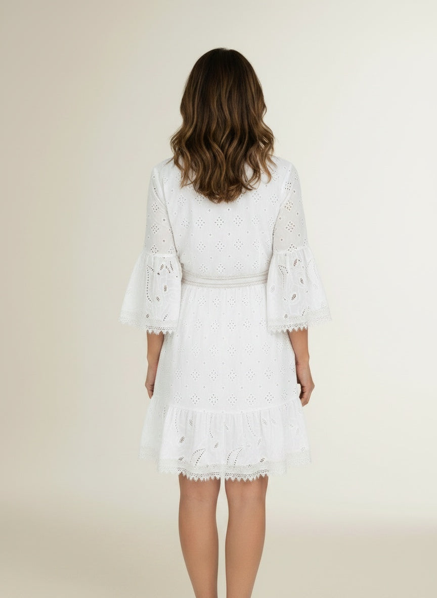 Back pose of the model wearing Boho mini-jurk met borduurwerk voor dames