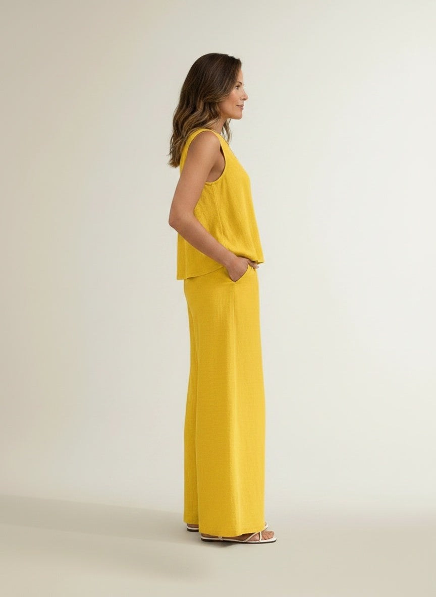 Side profile of the model wearing Twee-delige set voor dames – luchtig en gecoördineerd