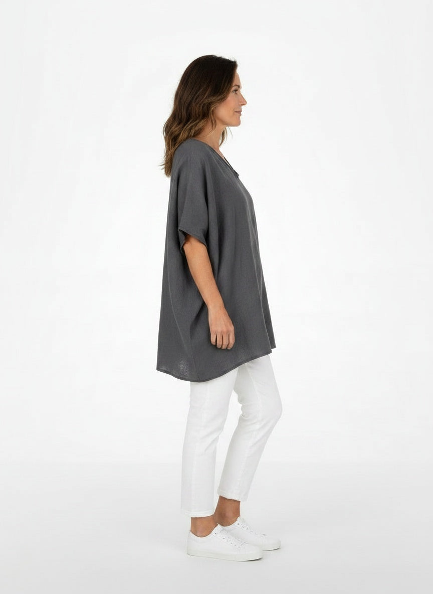 Side profile of the model wearing Blouse met ruime snit en korte mouwen voor dames – tijdloos