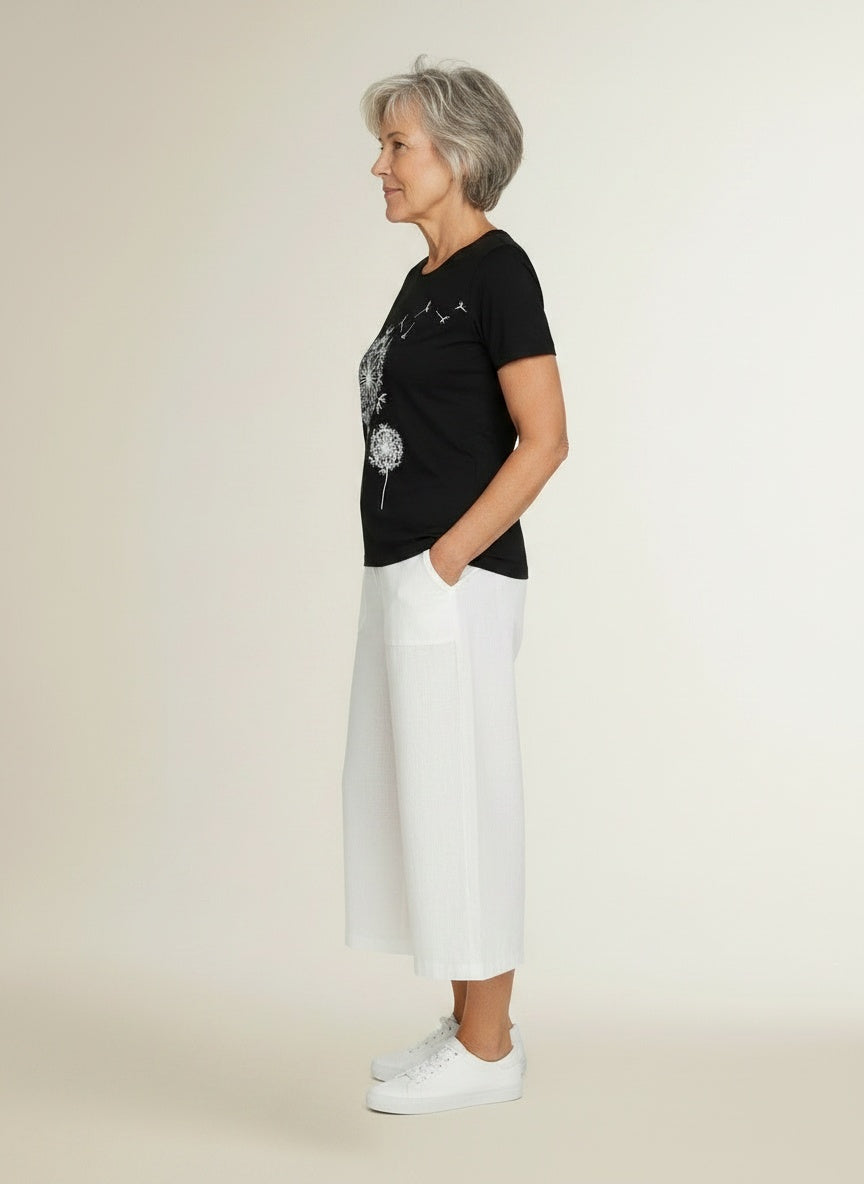 Side profile of the model wearing T-shirt met ronde hals en korte mouwen voor dames – zomers en minimalistisch