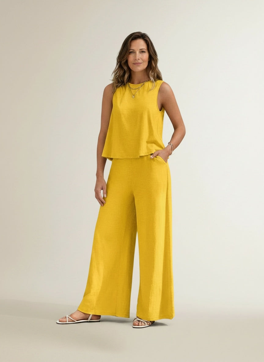 Full body view of the model wearing Twee-delige set voor dames – luchtig en gecoördineerd